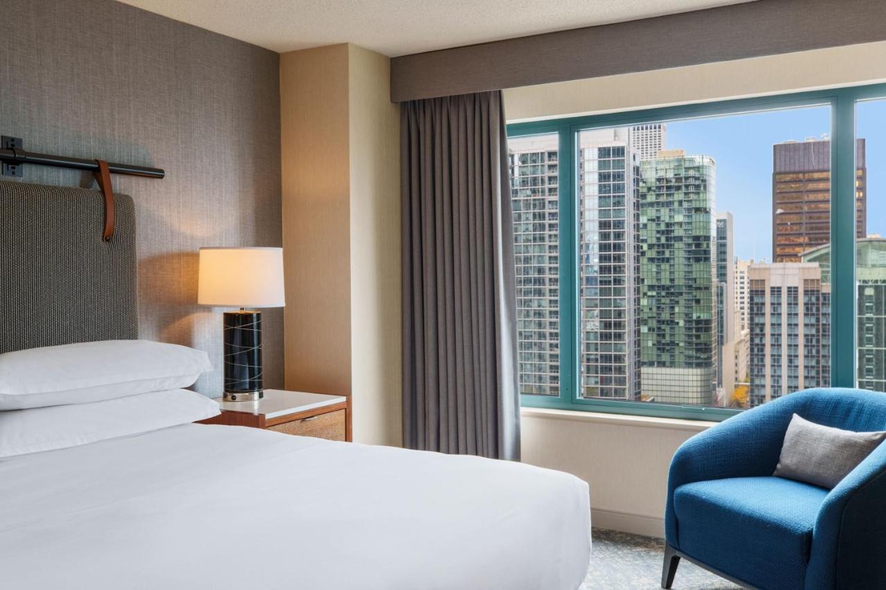 Junior Suite mit Kingsize-Bett, Schlafsofa und Stadtblick