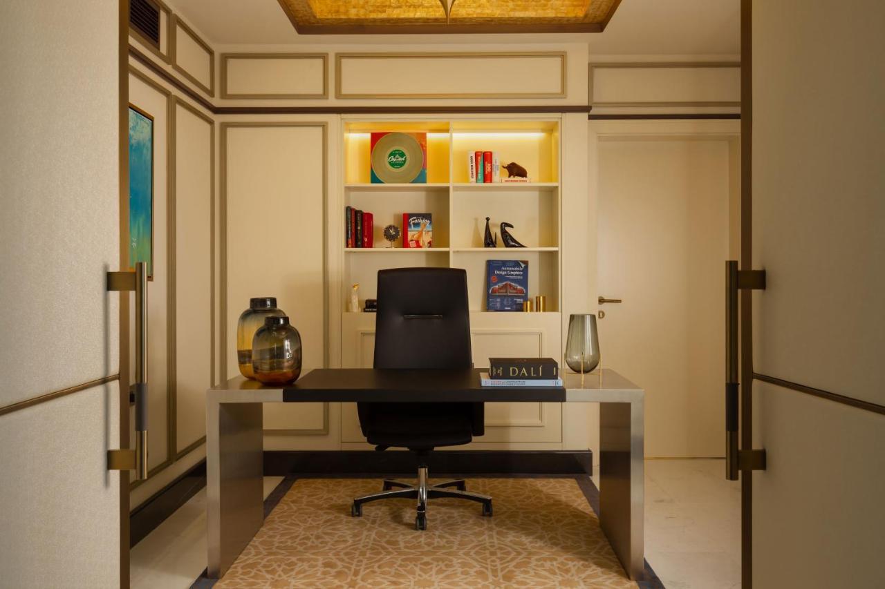Präsidentensuite mit Kingsize-Bett, Zugang zur Lounge und Blick auf die Stadt