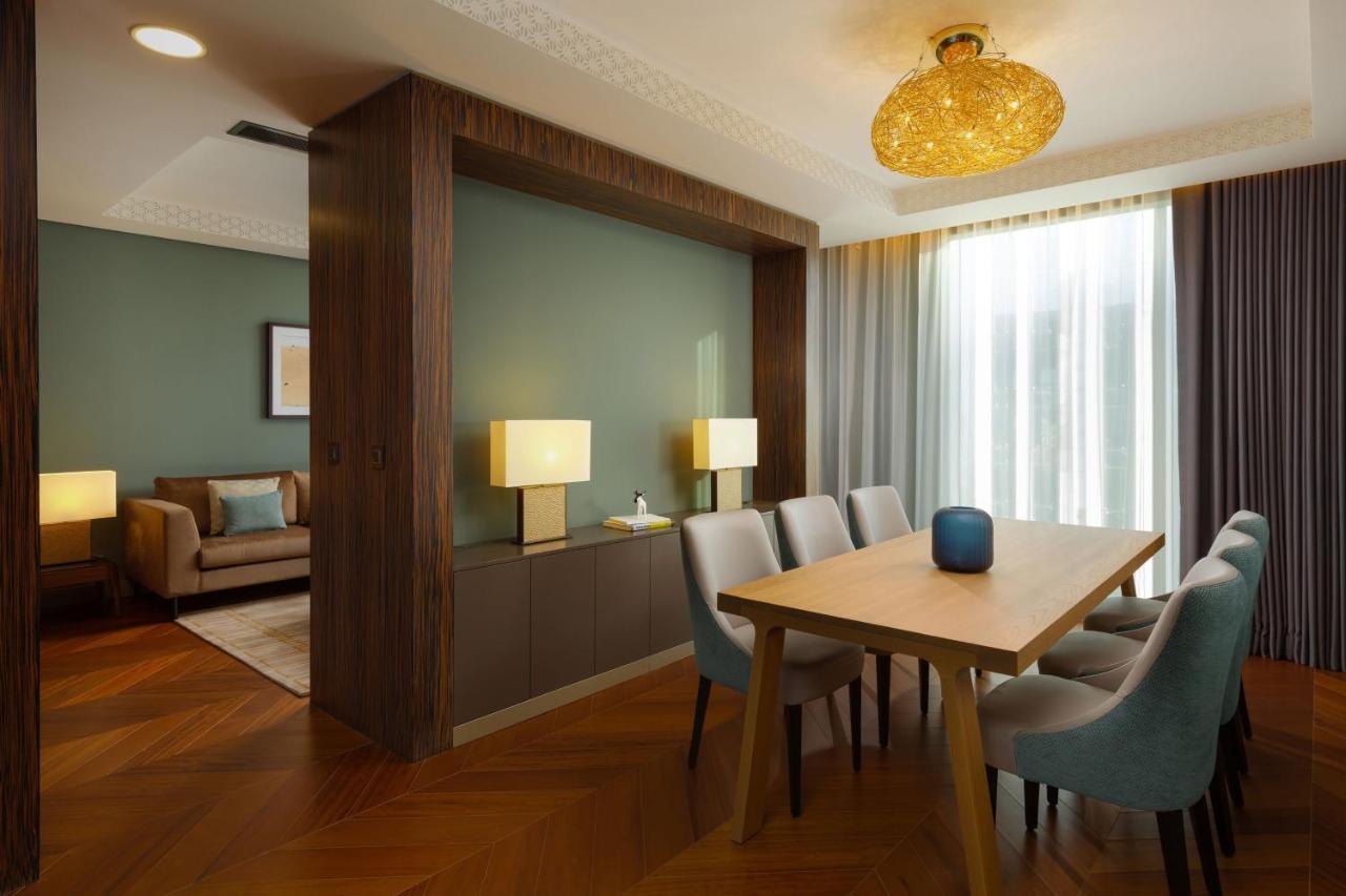 Premium Suite mit Kingsize-Bett, Zugang zur Lounge und Blick auf den Innenhof