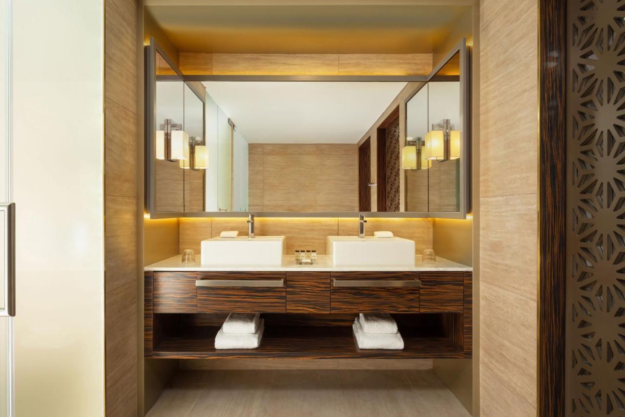 Business Suite mit 1 Kingsize-Bett, Zugang zur Lounge und Blick auf die Stadt