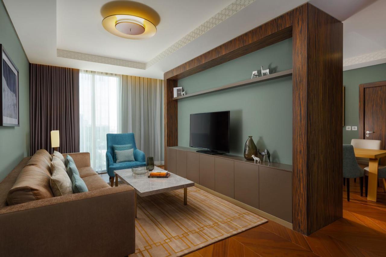 Executive Suite mit Kingsize-Bett, Zugang zur Lounge und Blick auf den Innenhof
