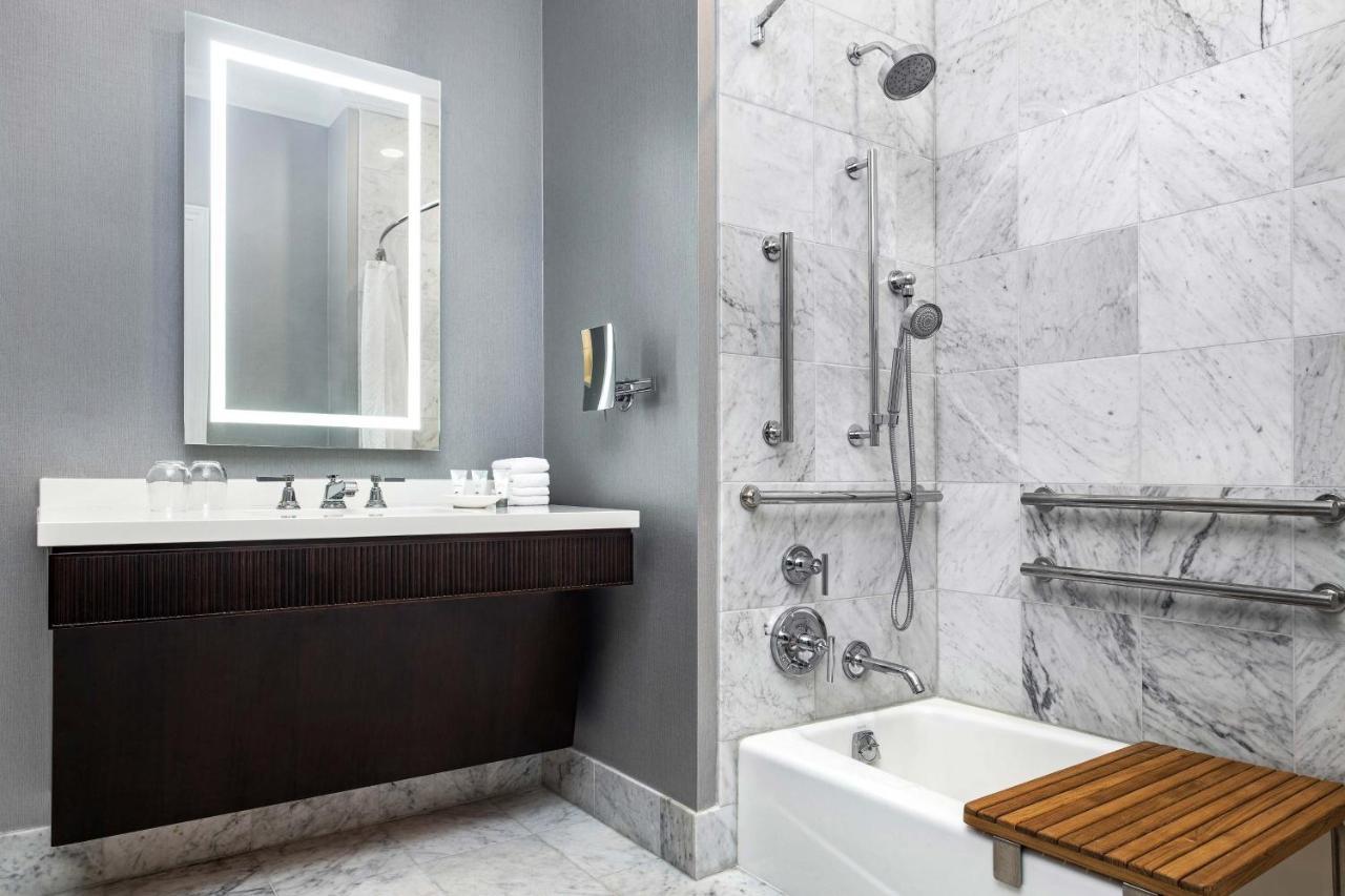 Executive Suite mit 1 Schlafzimmer, Kingsize-Bett und Transferdusche - barrierefrei und für Hörgeschädigte geeignet