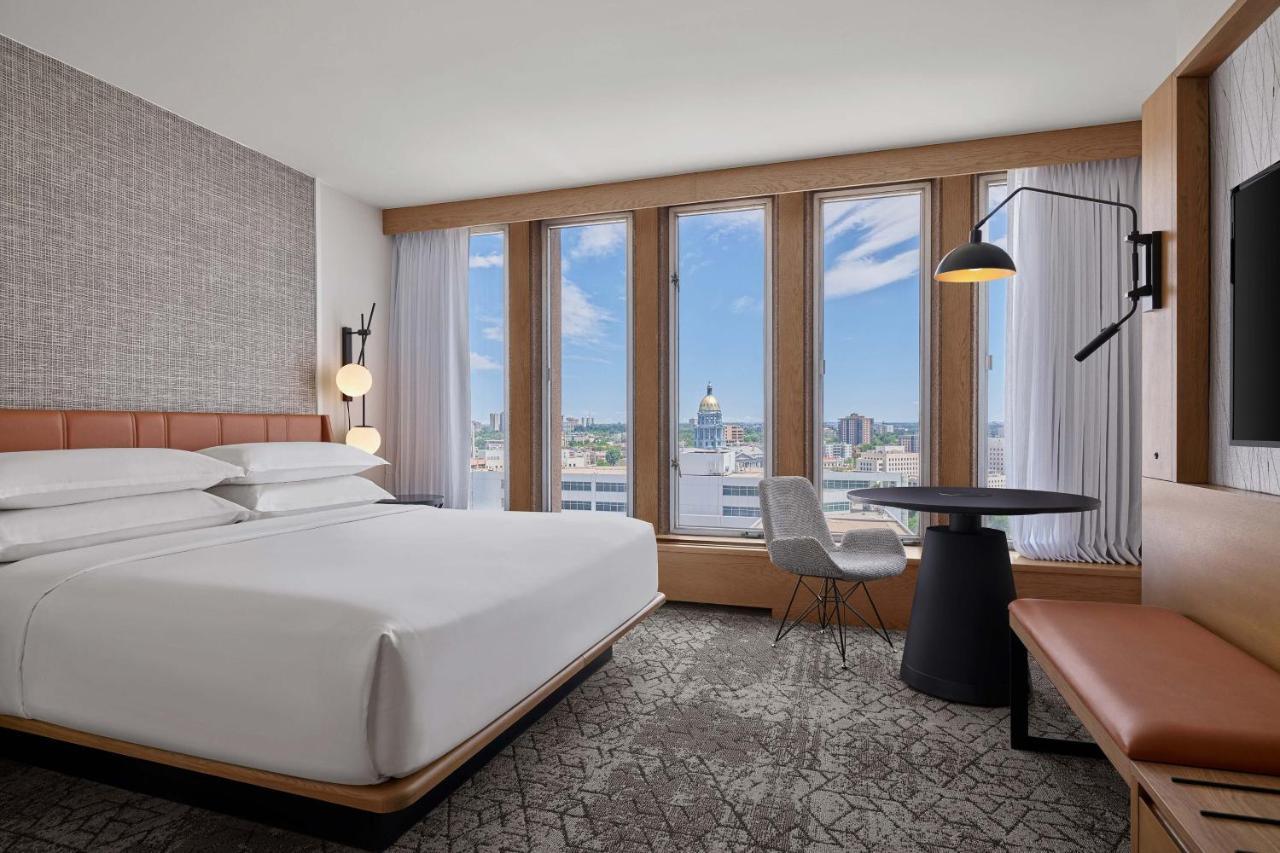 Deluxe Zimmer mit Kingsize-Bett und Stadtblick