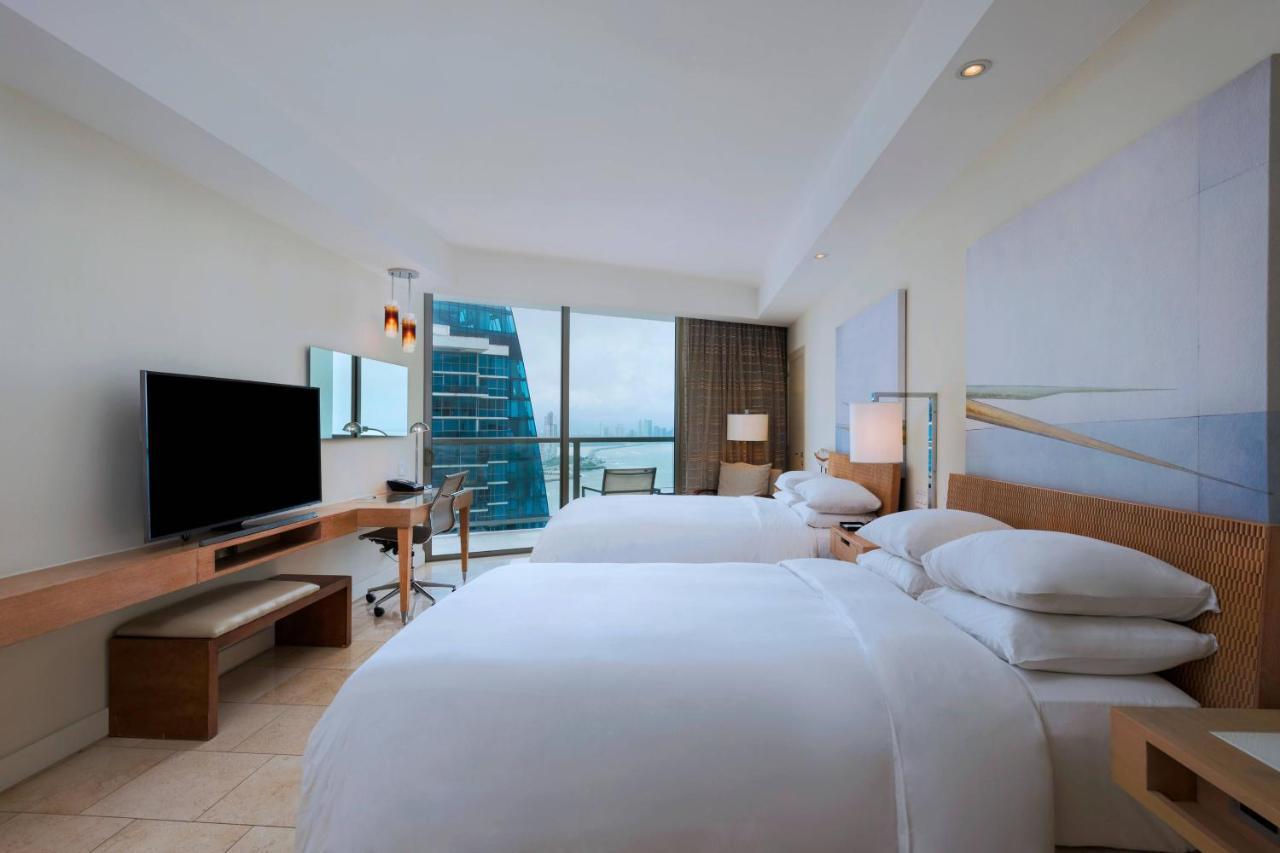 Zimmer mit 2 Doppelbetten, Balkon und eingeschränktem Meerblick