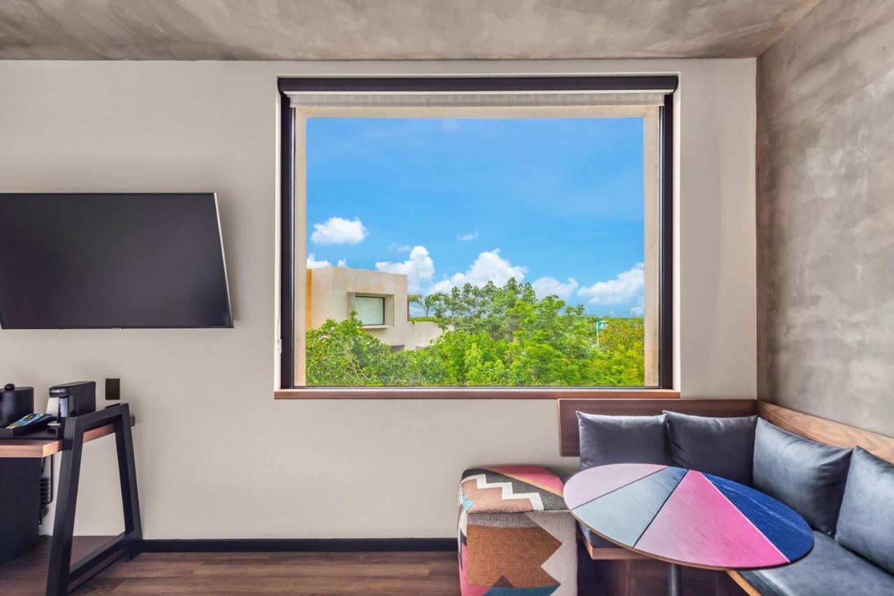 Zimmer mit Kingsize-Bett und Dschungelblick