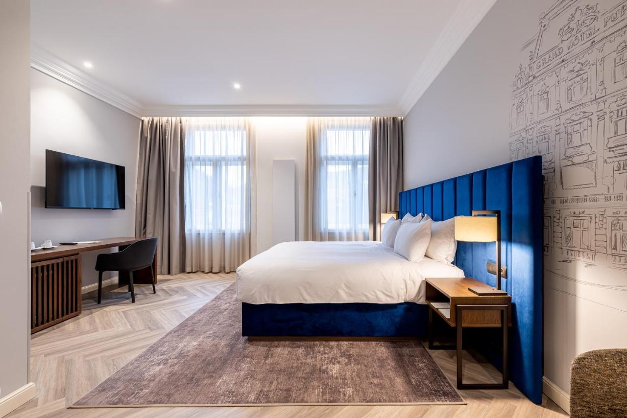Modernes Studio mit direktem Blick und Zugang zum Wellnessbereich – Parkseite