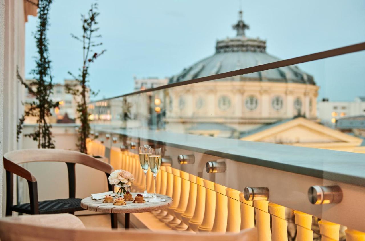 Classic Zimmer mit Kingsize-Bett und möbliertem Balkon