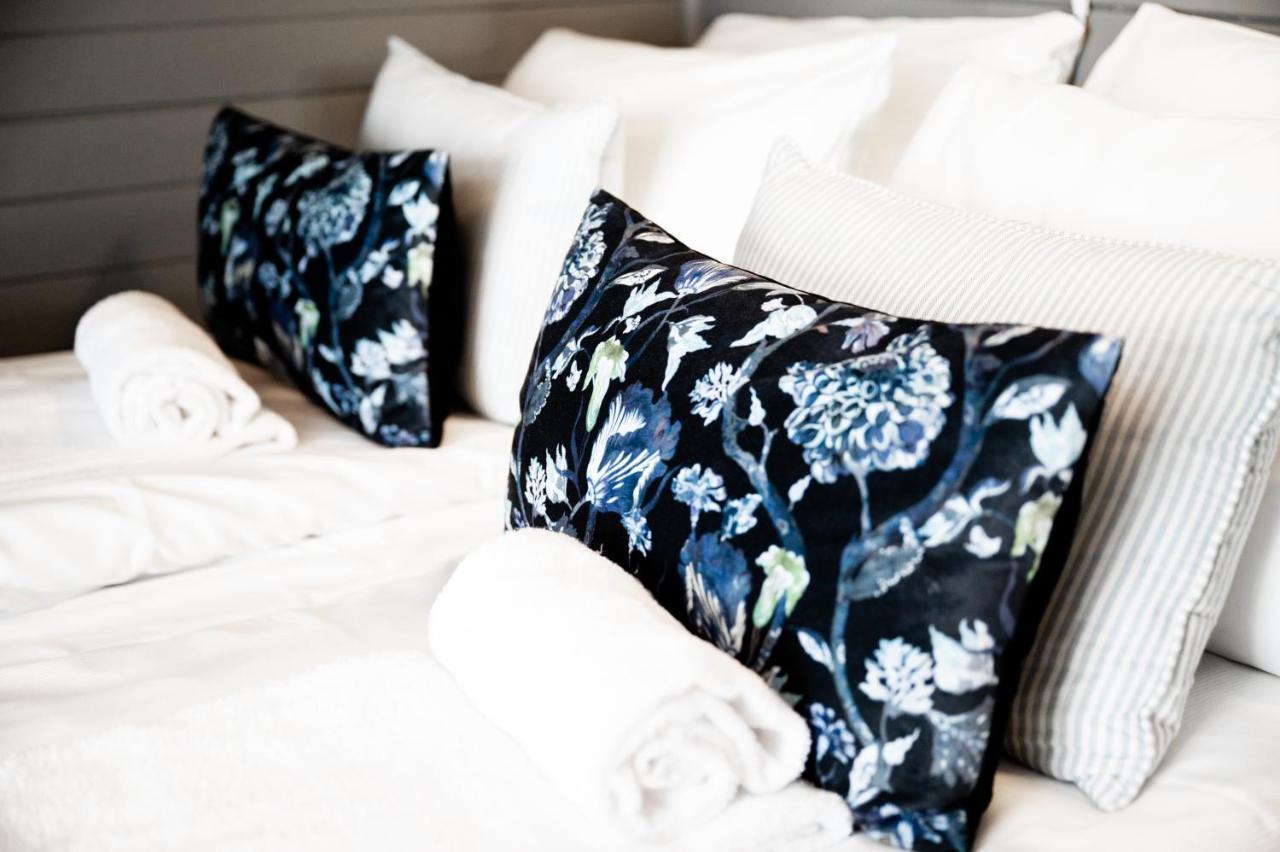 Zimmer mit Kingsize-Bett und Seeblick