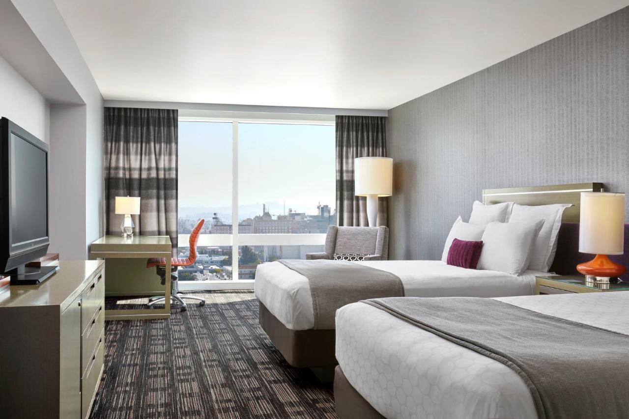 Zimmer Skyline mit 2 Queensize-Betten