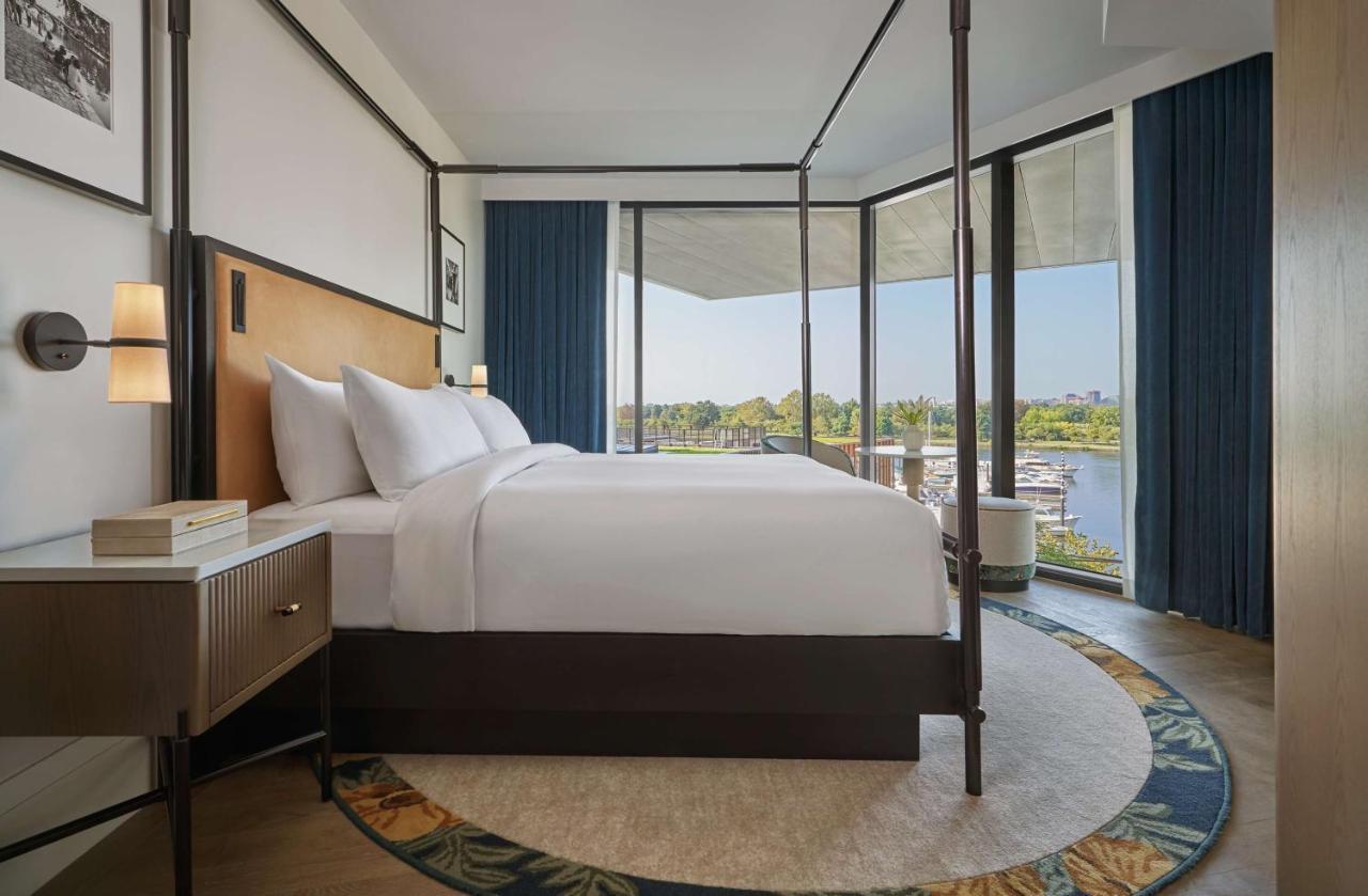 Eckzimmer mit Kingsize-Bett und Flussblick