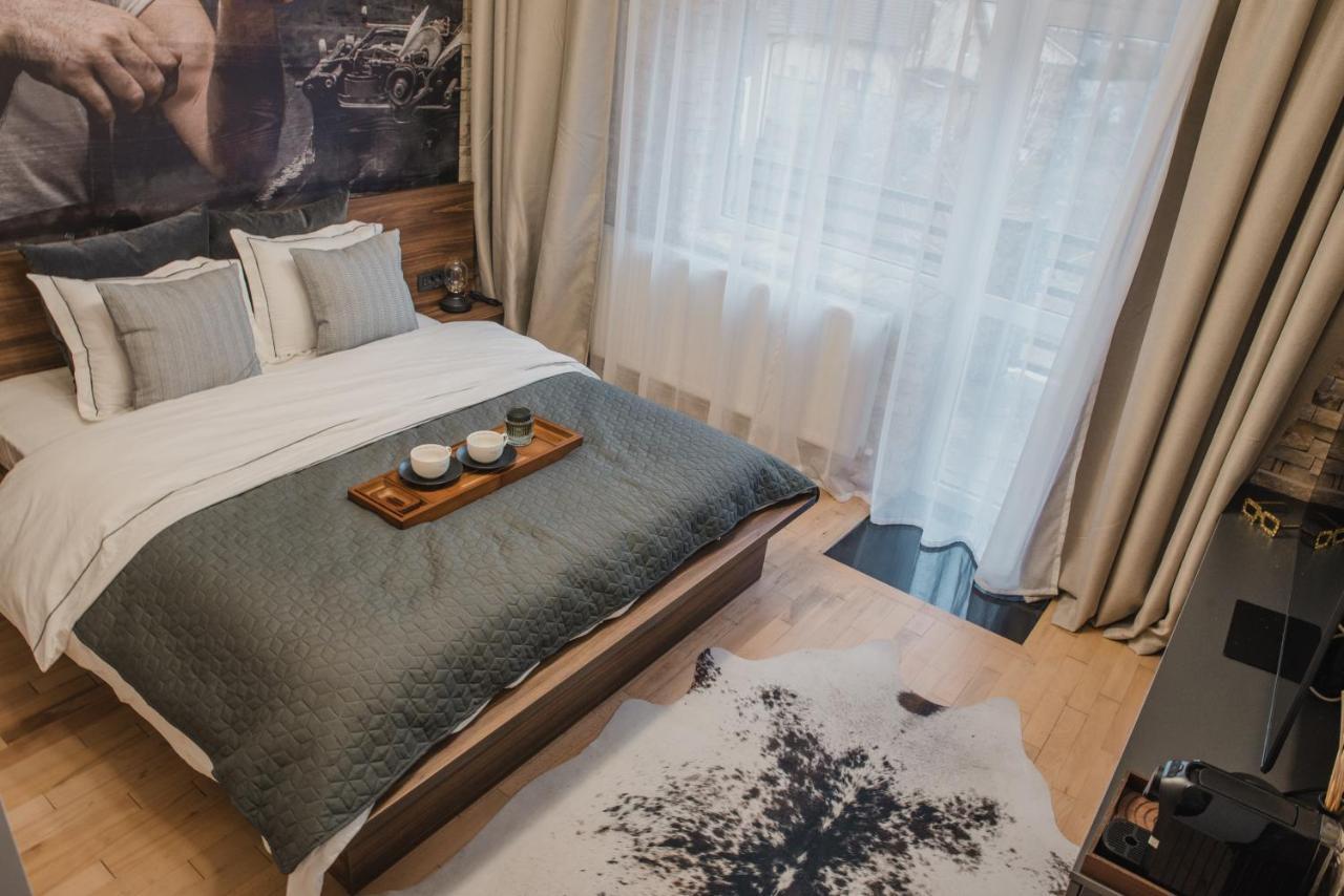 Zimmer mit Kingsize-Bett und Balkon