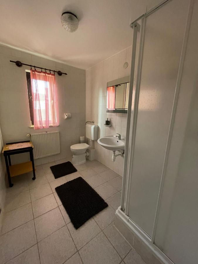 Dreibettzimmer mit Bad