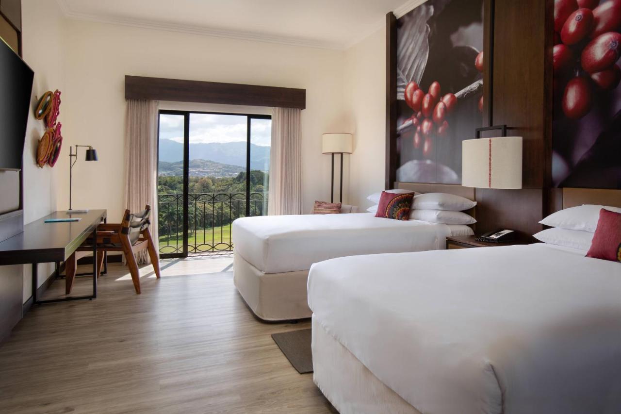 Zimmer mit 2 Doppelbetten und Bergblick