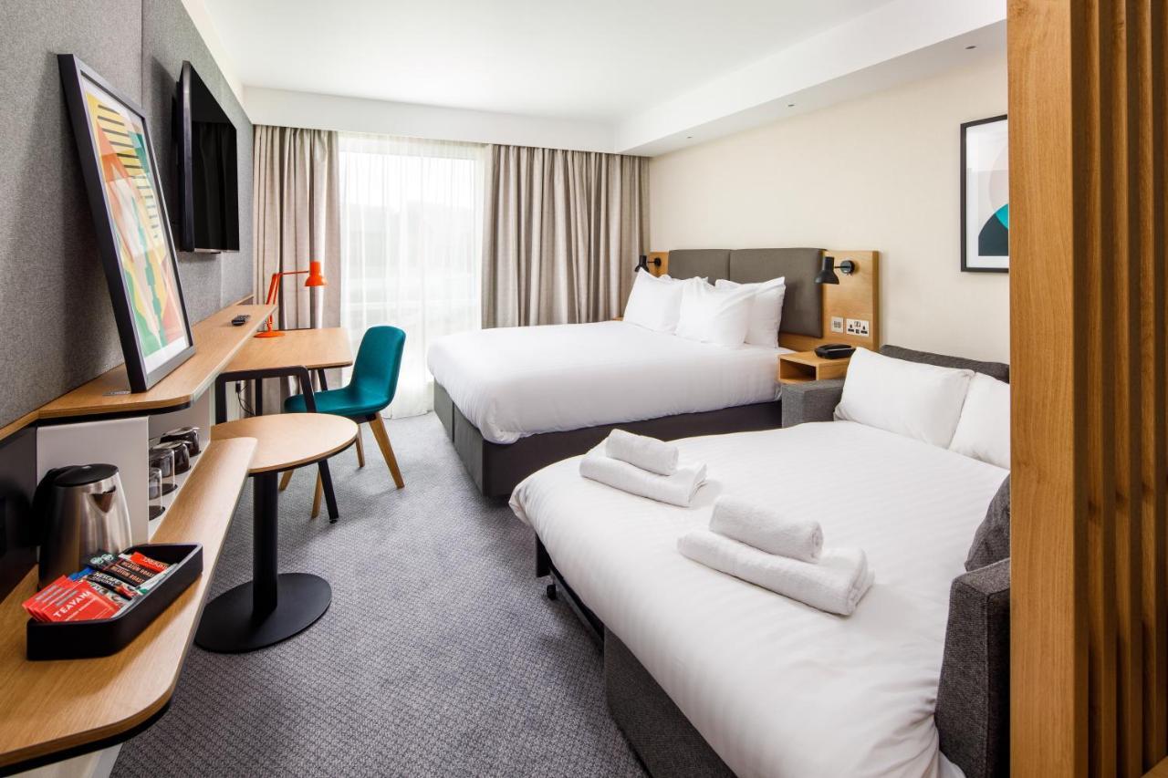 Zimmer mit Queensize-Bett und Schlafsofa