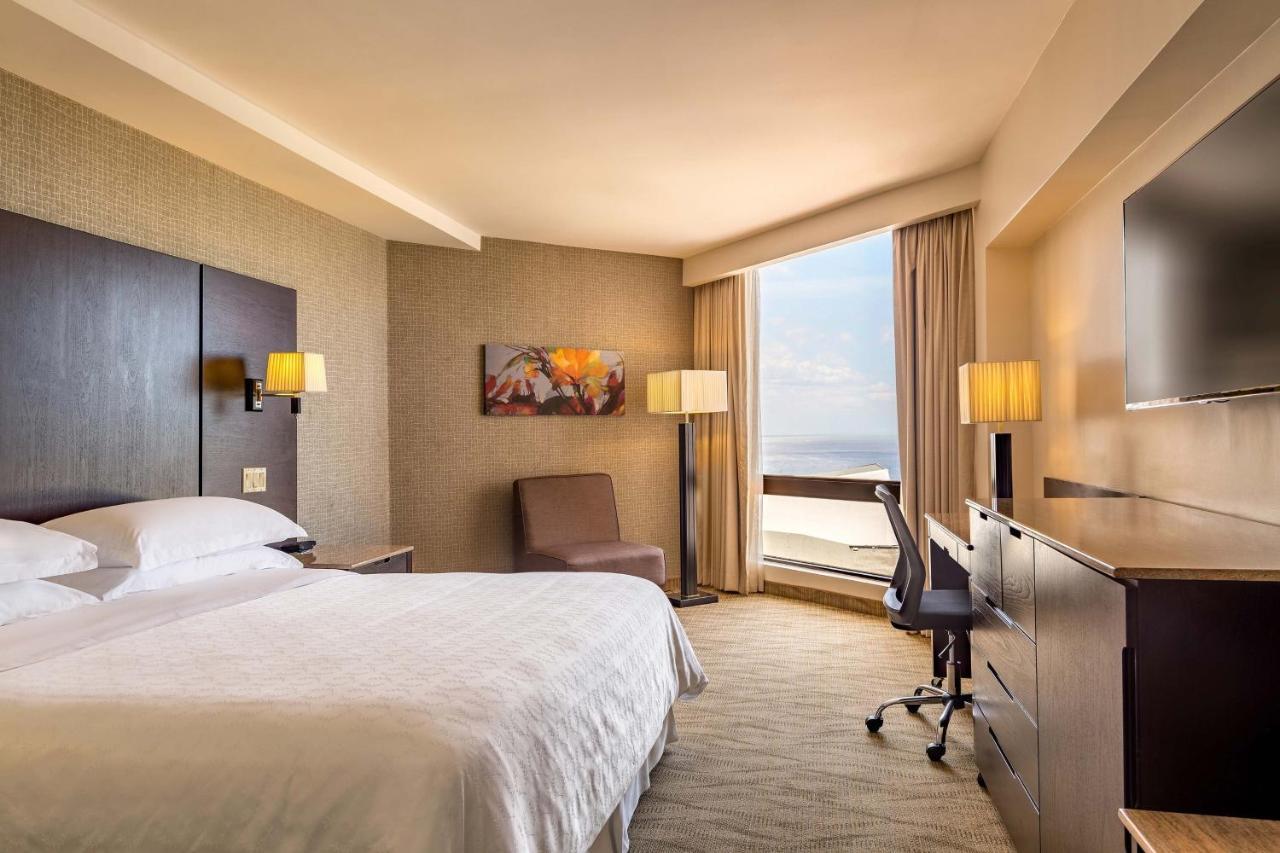 Zimmer mit 1 Kingsize-Bett und Stadtblick auf der Club-Etage