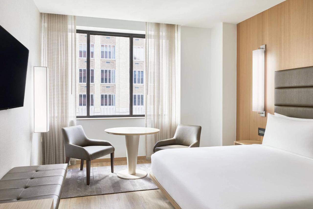 Zimmer mit Kingsize-Bett und rollstuhlgerechter Dusche - barrierefrei