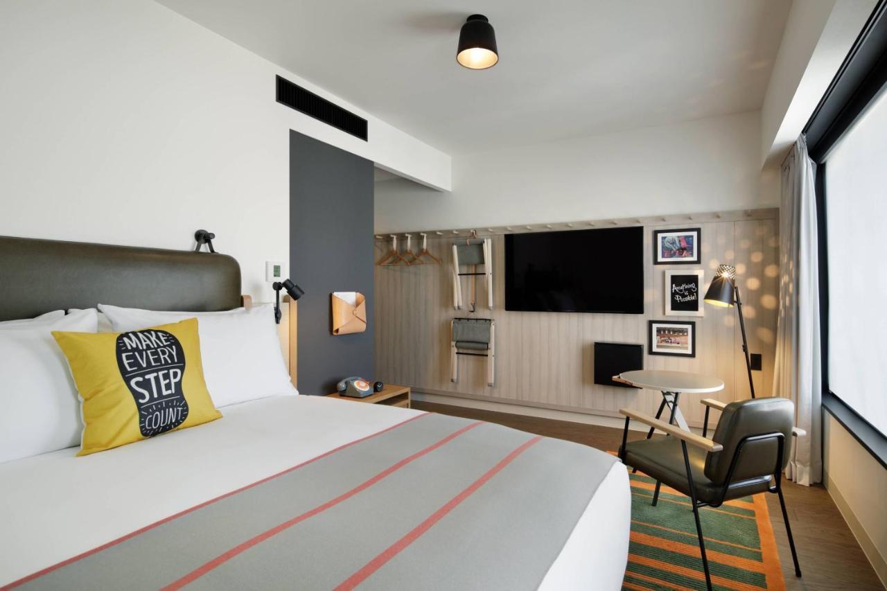 Größeres Zimmer mit 1 Queensize-Bett und Stadtblick
