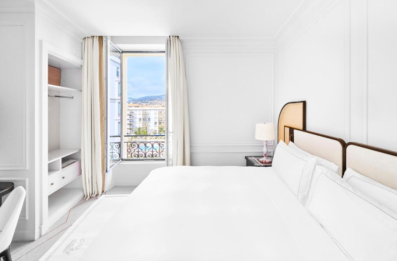 Premium Zimmer mit Kingsize-Bett und Gartenblick