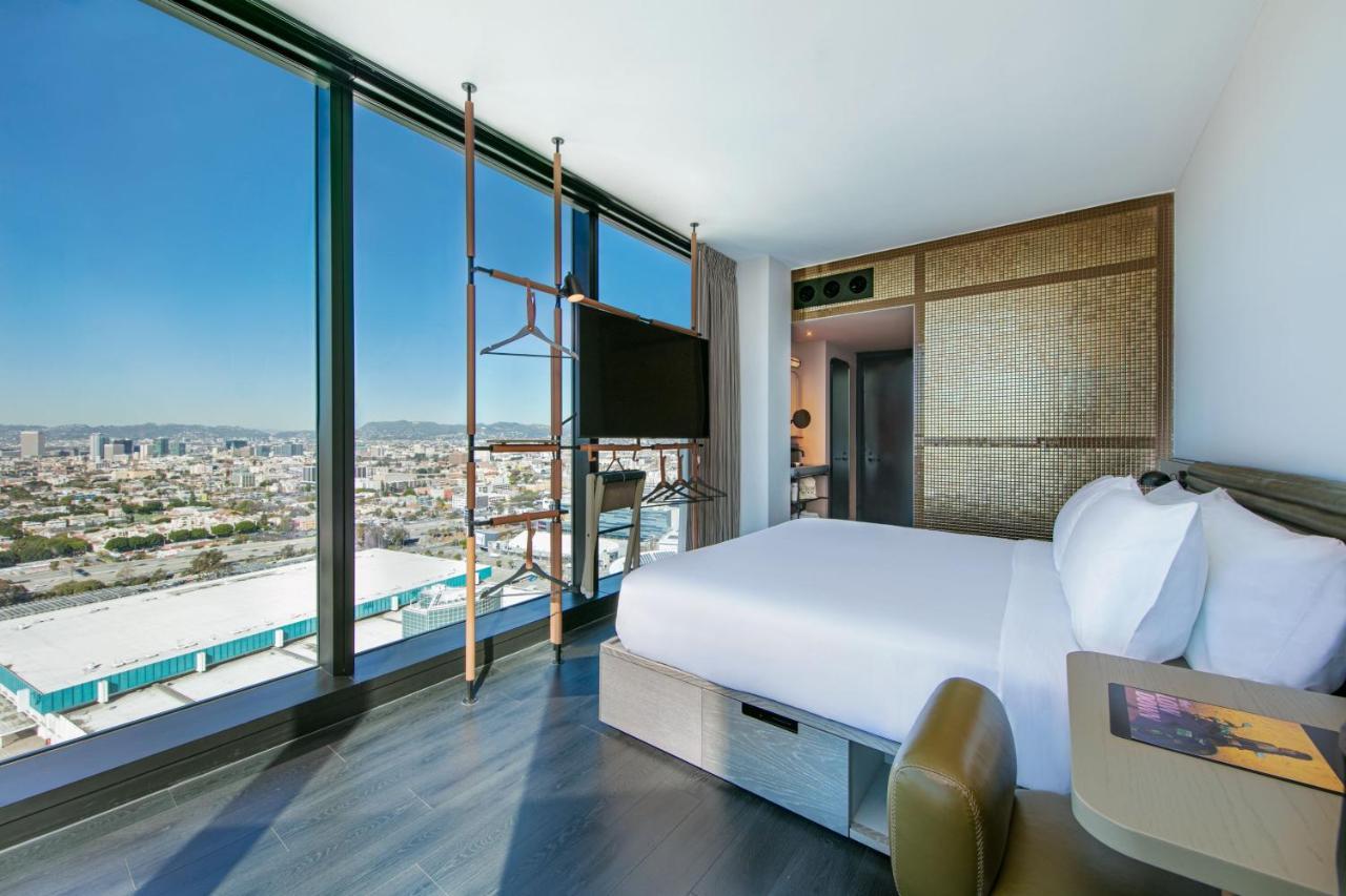 Eckzimmer mit Kingsize-Bett und Stadtblick