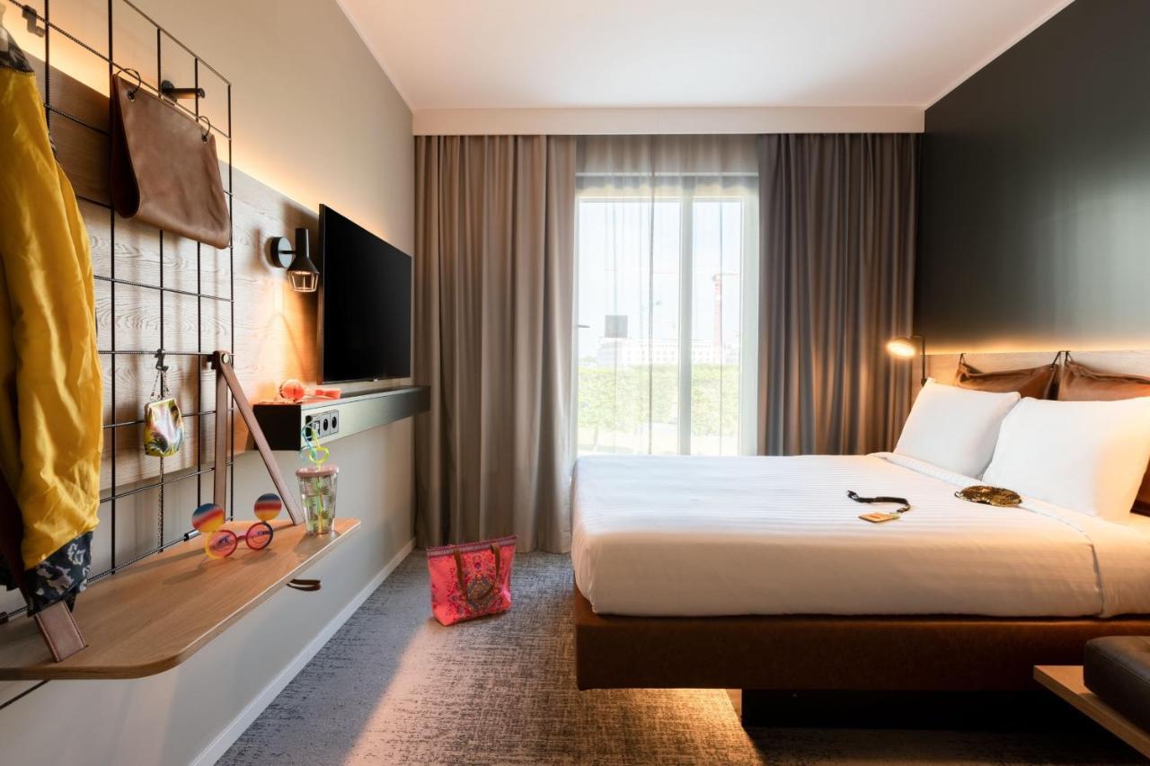 Moxy Zimmer mit Queensize-Bett