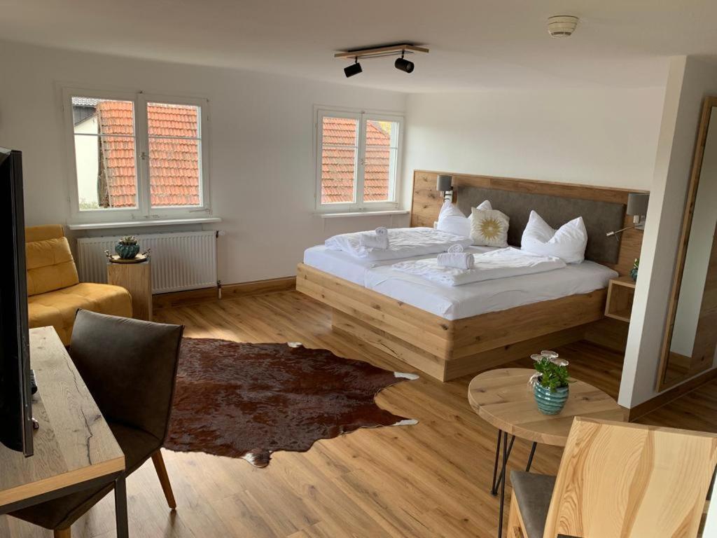 Dreibettzimmer mit Blick auf die Berge und Balkon