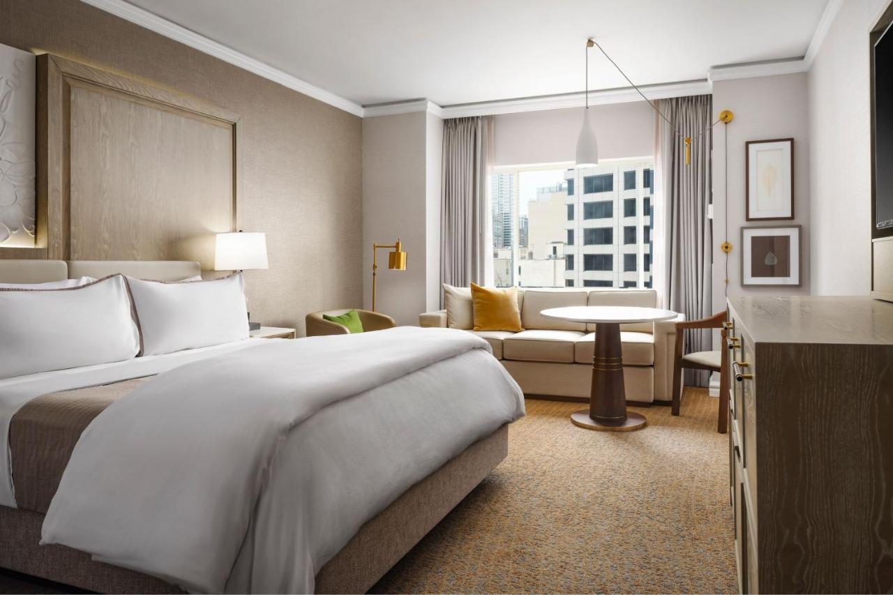 Deluxe Zimmer mit Kingsize-Bett und Stadtblick