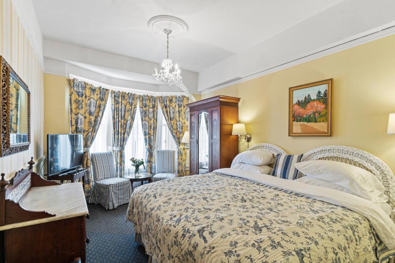 Zimmer mit Kingsize-Bett