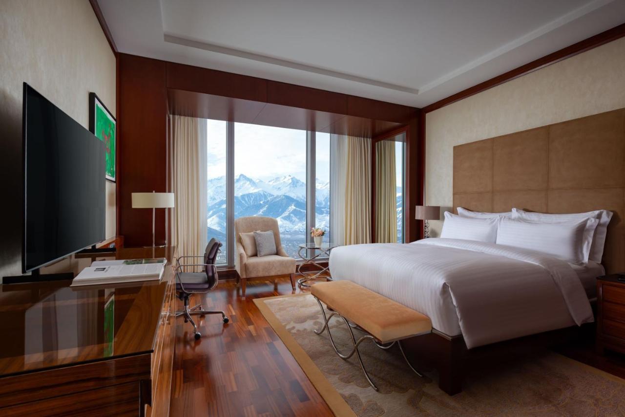 Deluxe Zimmer mit Kingsize-Bett und Blick auf die Berge