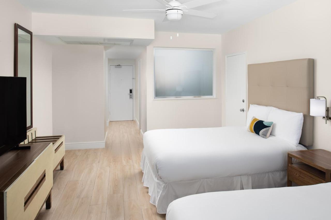 Deluxe Zimmer mit Doppelbetten und teilweisem Meerblick
