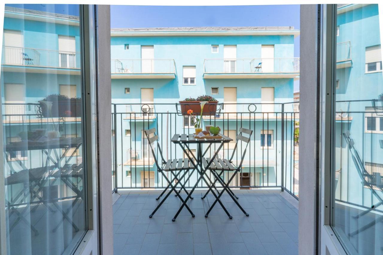 Doppel-/Zweibettzimmer mit Balkon