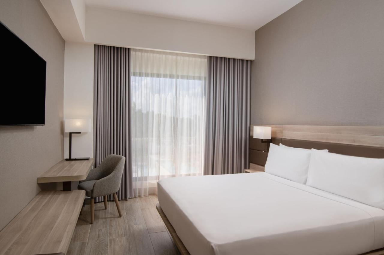 Deluxe Zimmer mit Kingsize-Bett und Poolblick.