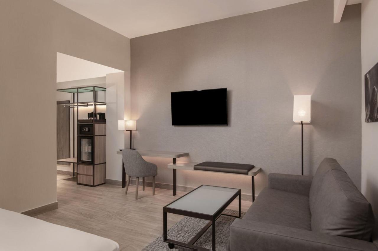 Executive Zimmer mit Kingsize-Bett, Schlafsofa und Gartenblick