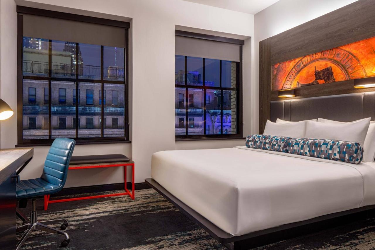 Eckzimmer mit Kingsize-Bett und Stadtblick