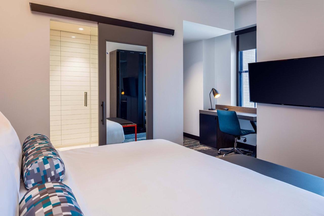 Größeres Eckzimmer mit Kingsize-Bett und Stadtblick