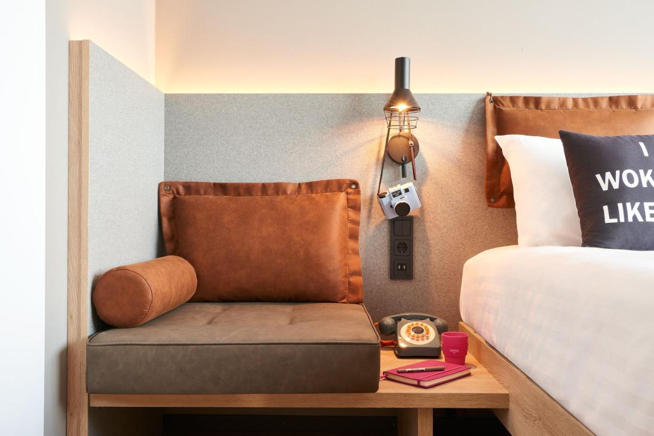 Moxy Zimmer mit Queensize-Bett