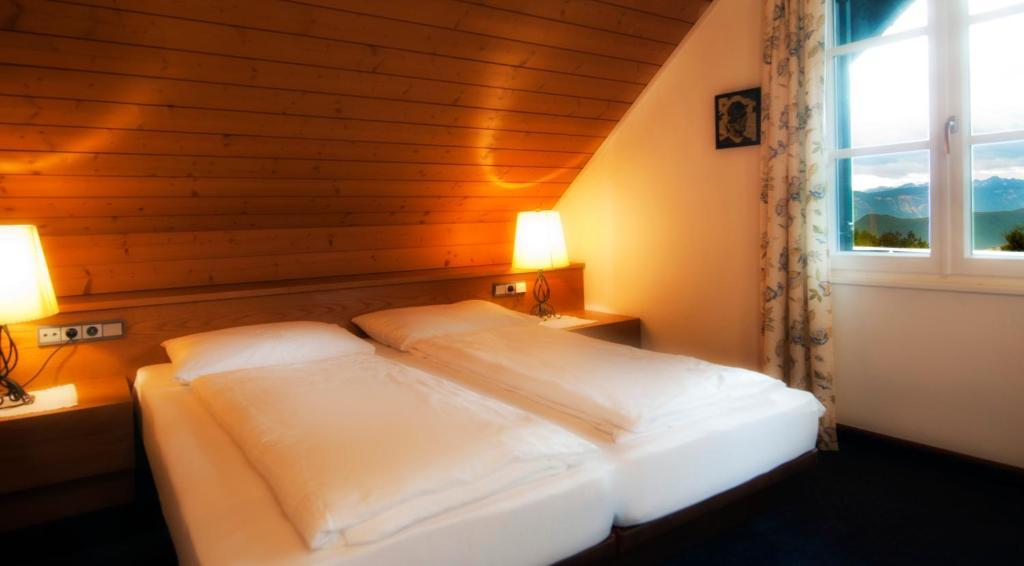 Doppel-/Zweibettzimmer mit Balkon