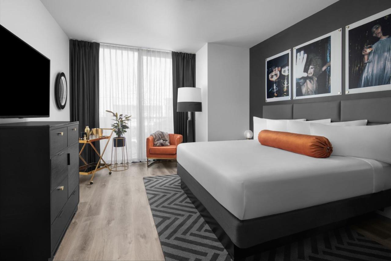 Zimmer mit Kingsize-Bett und Poolblick