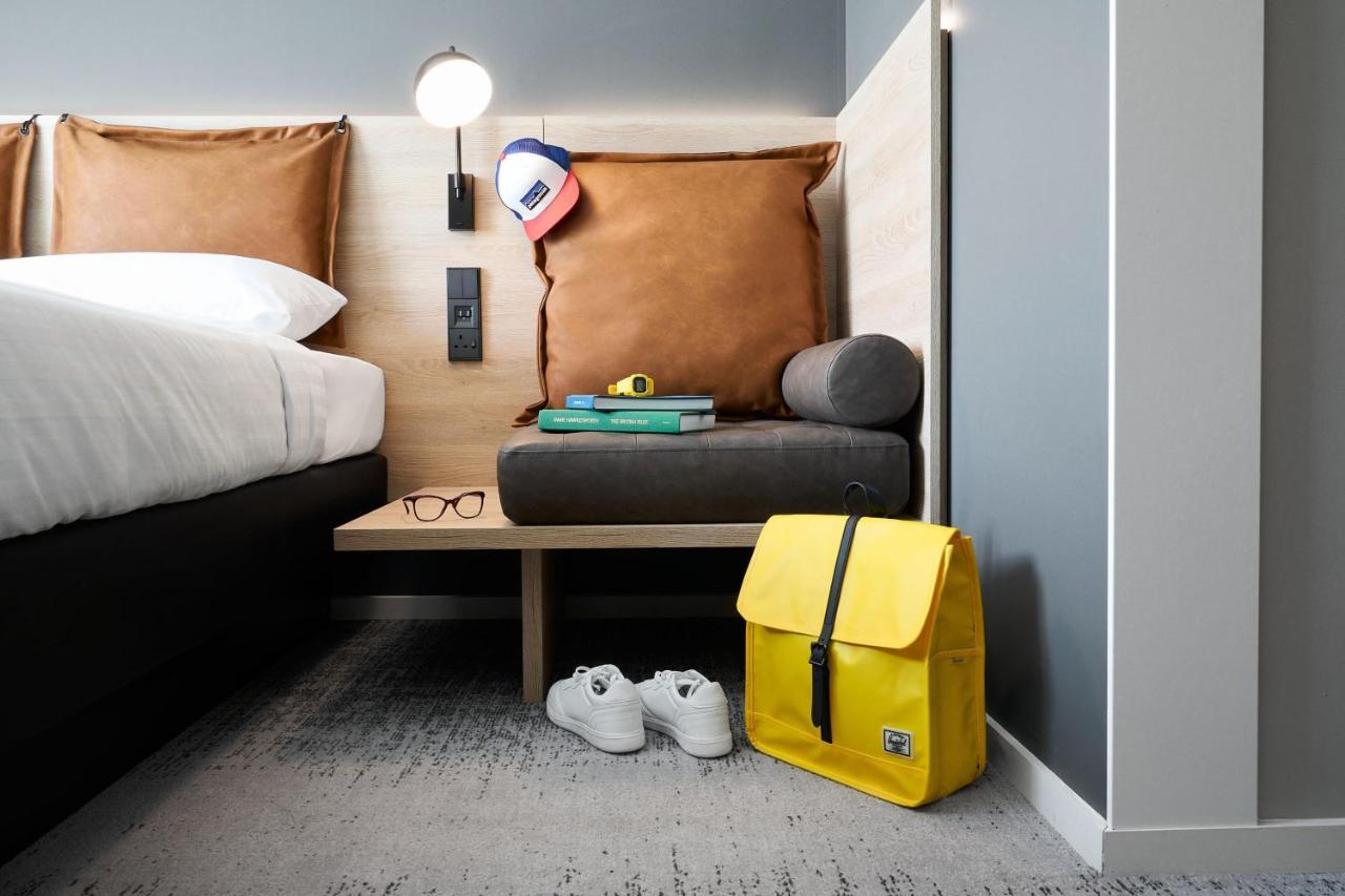 Moxy Zimmer mit Queensize-Bett