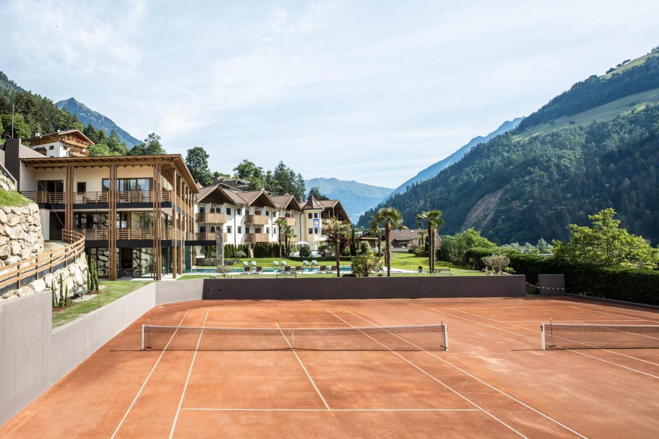 Standard Doppelzimmer mit Balkon und Bergblick
