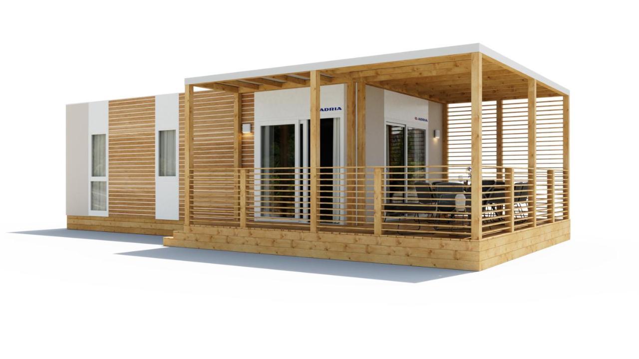 Deluxe Familien-Mobilheim mit 2 Schlafzimmern und Terrasse