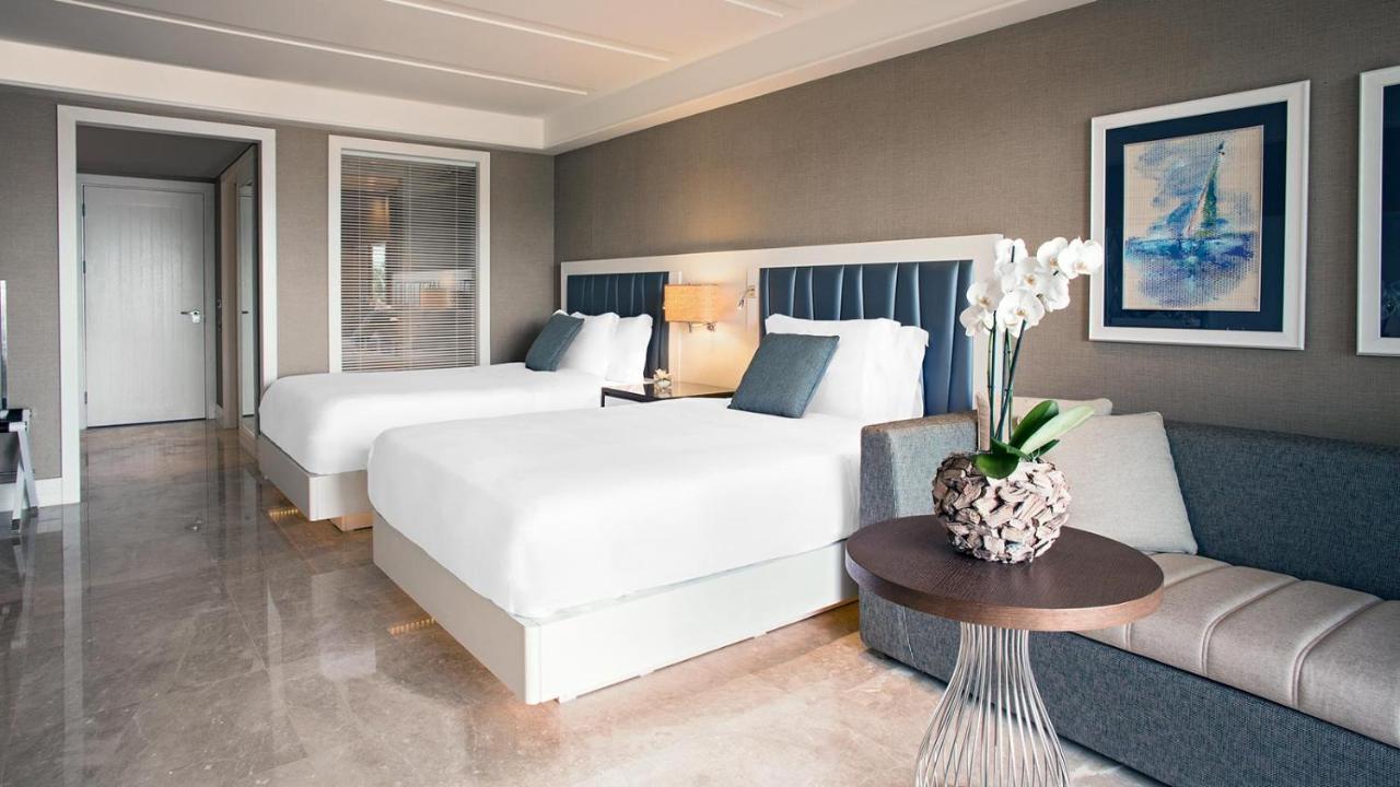 Premiere Zweibettzimmer mit 2 Queensize-Betten, Schlafsofa und Meerblick