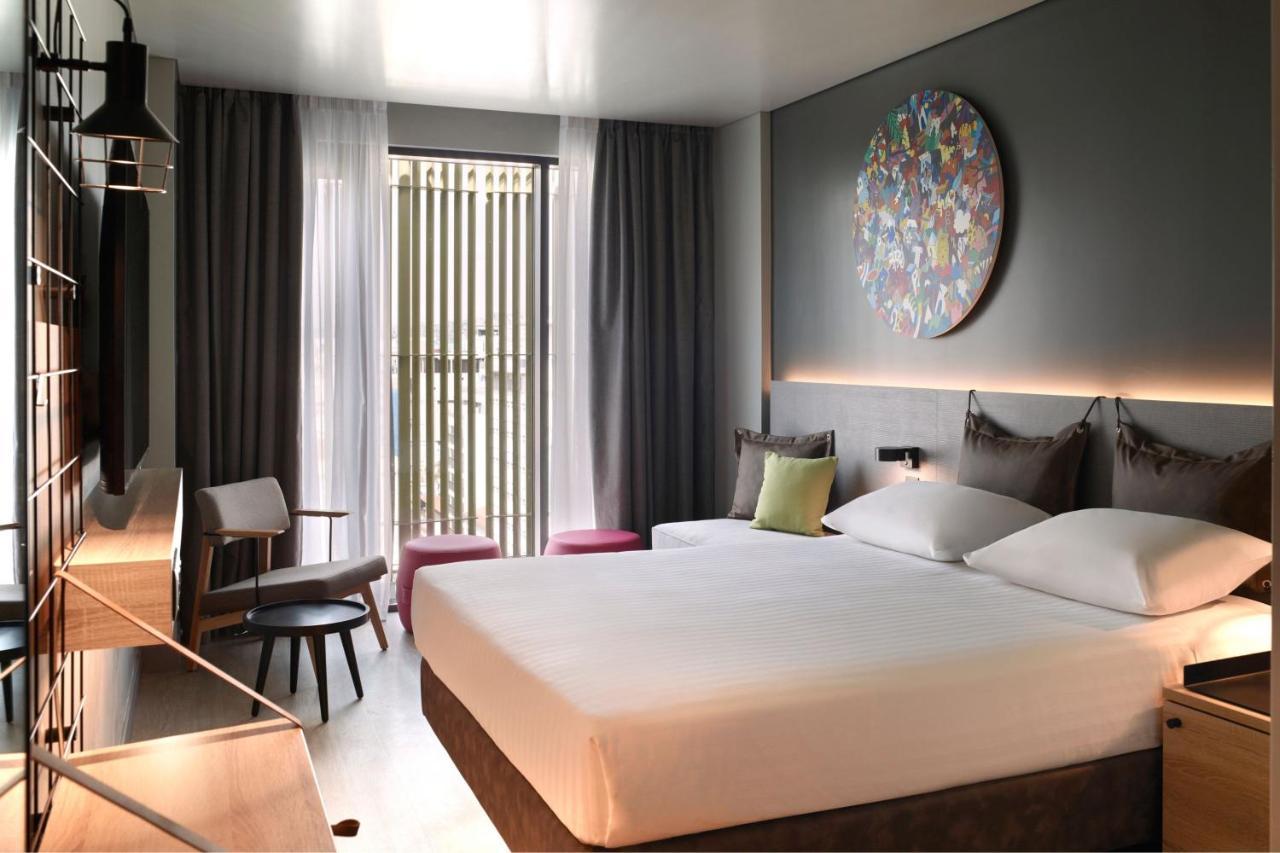 Zimmer mit Queensize-Bett und Stadtblick
