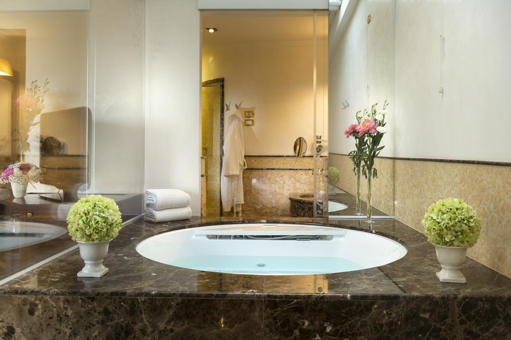 Crystal Suite mit Whirlpool-Badewanne