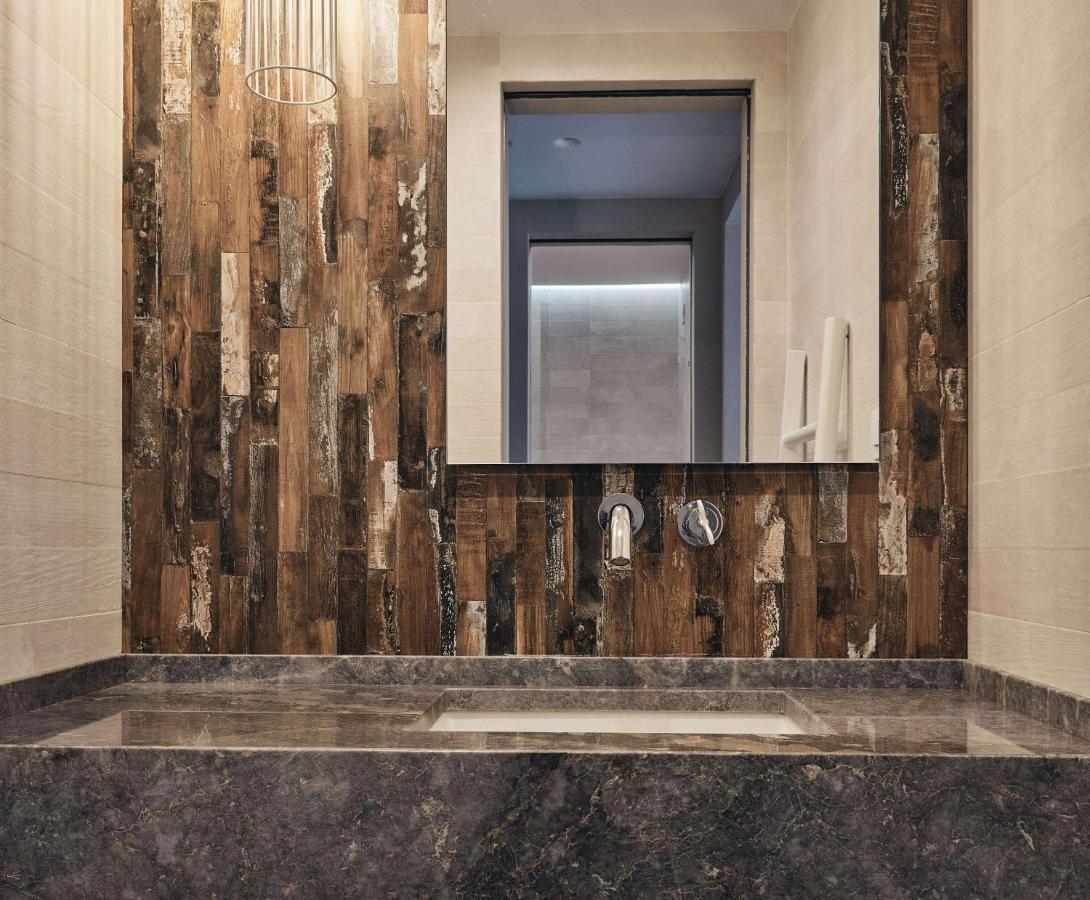 Sapphire Zen Queen Suite with Spa Bath