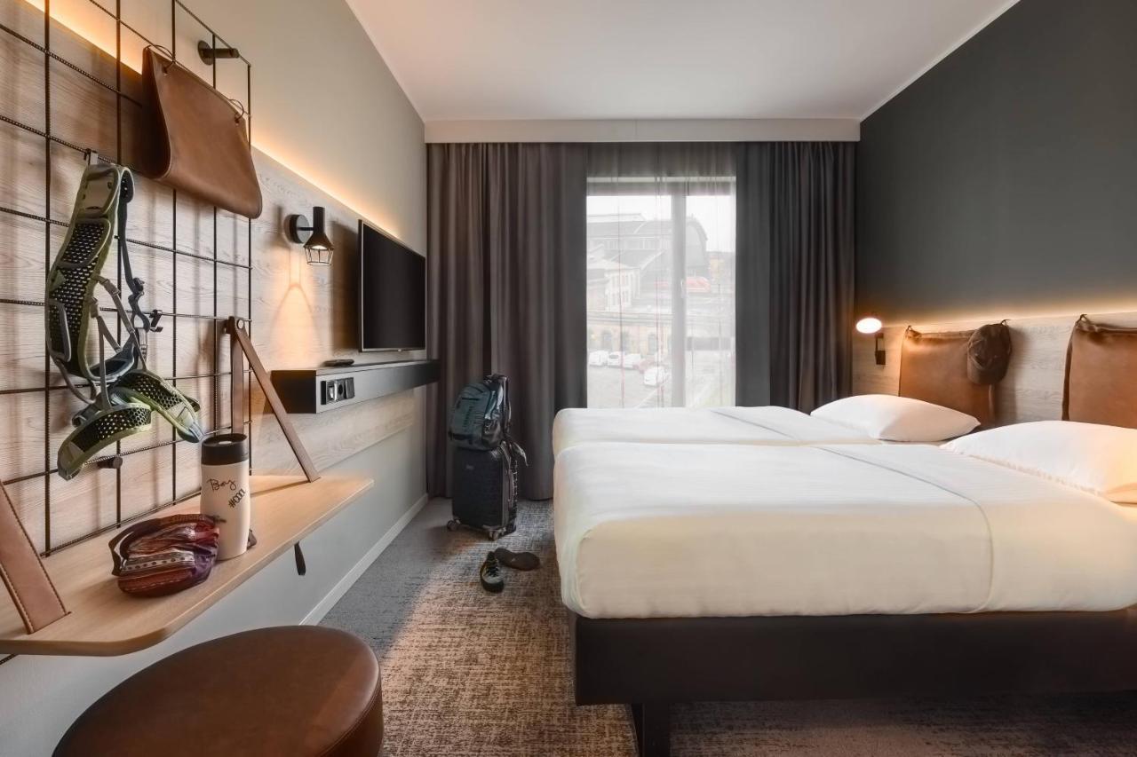Zweibettzimmer Moxy Sleeper mit 2 Einzelbetten