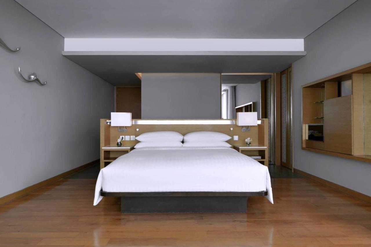 Eckstudio mit Kingsize-Bett und Meerblick