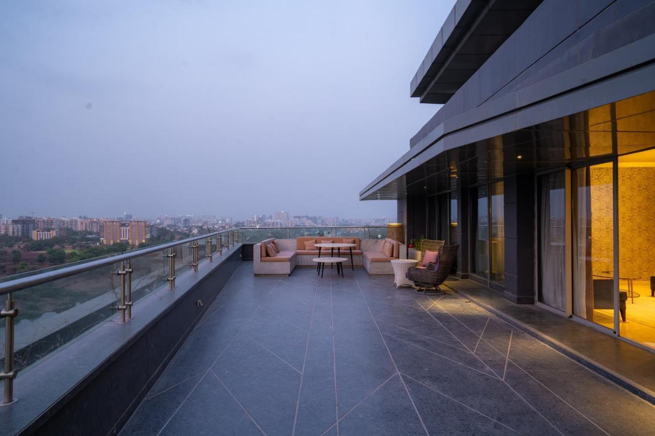 1 King Bed, Executive Lounge Access, Large Private Terrace, Penthouse Suite