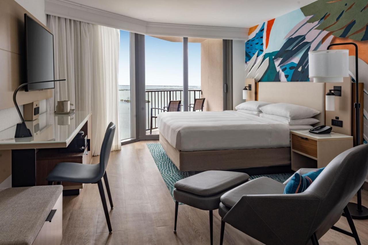 Zimmer mit Kingsize-Bett und seitlichem Blick auf die Bucht
