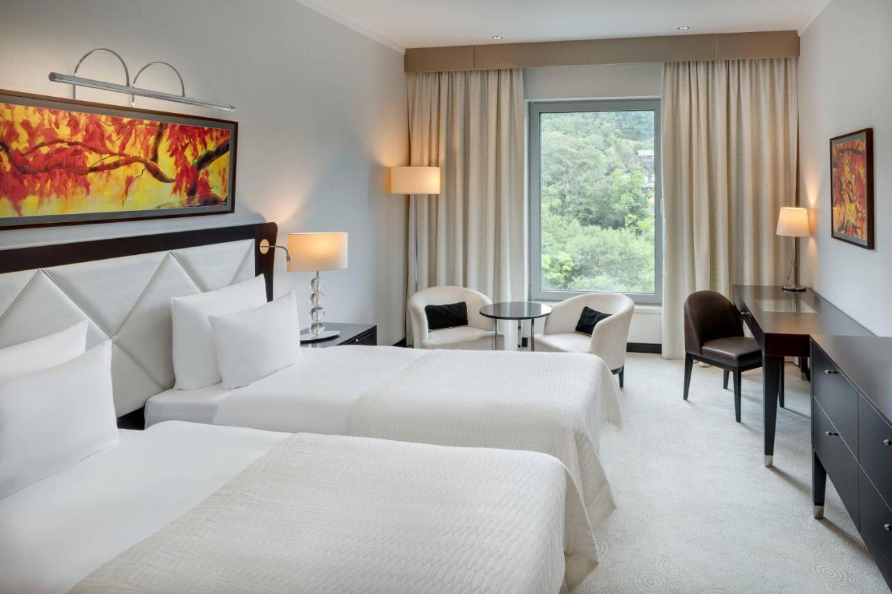 Zimmer mit 2 Einzelbetten und Blick auf den Burghügel