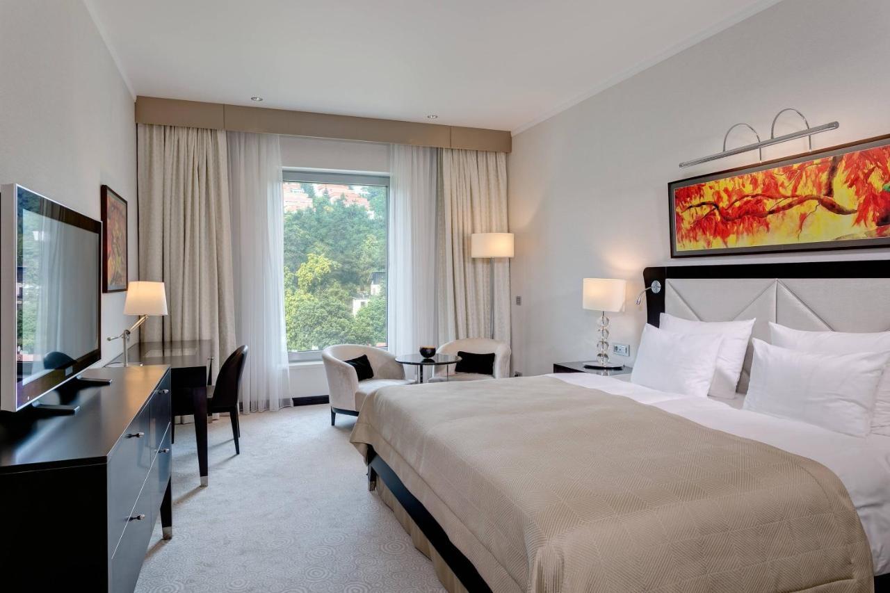 Zimmer mit 1 Kingsize-Bett und Blick auf den Burghügel